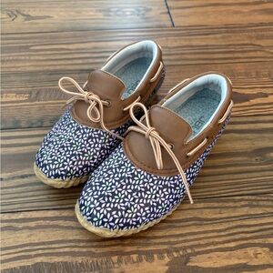 JBU Women's Mules with Floral Pattern and Brown Accents